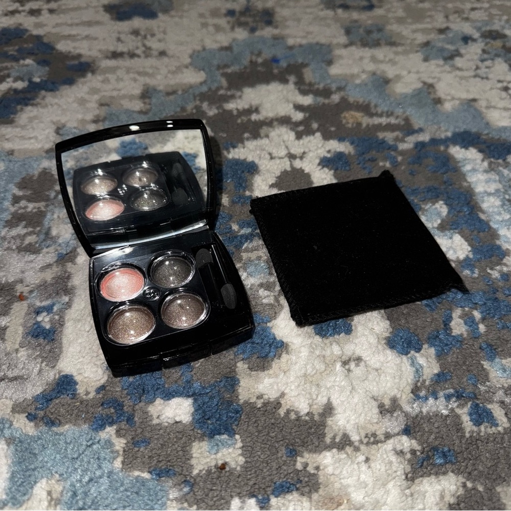 Glossy Black Compact with Mirror Dark Tones - Picture 2 of 5